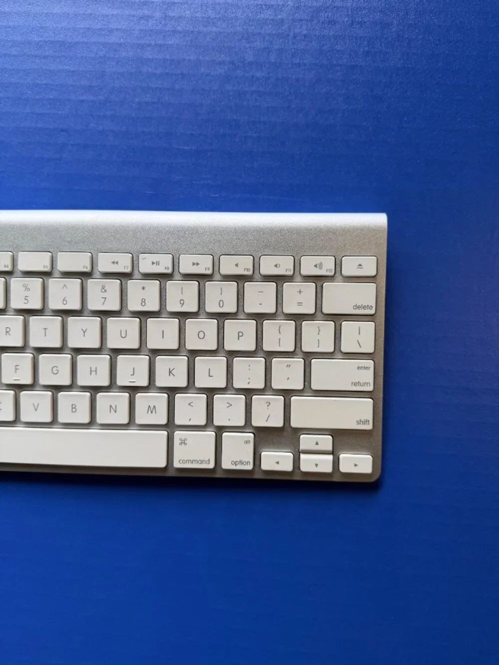 Apple A1314 Wireless Keyboard MC184LL/A White Keys Aluminum Metal Base 2 AA